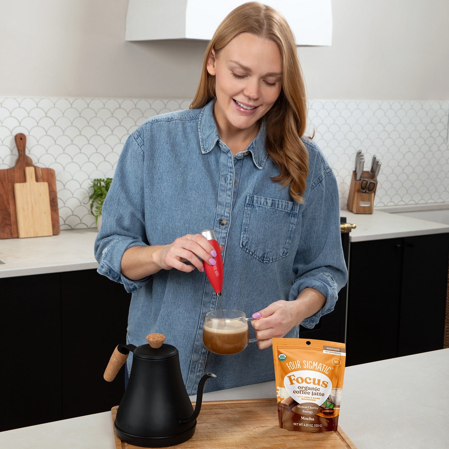 focus-organic-coffee-latte-mocha-y0 focus-latte-mocha-lifestyle1-2026.jpg